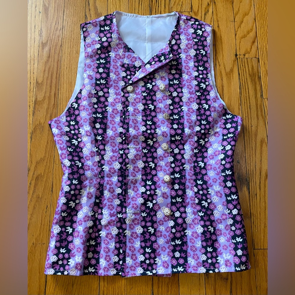 🌸Floral vest with cute buttons!